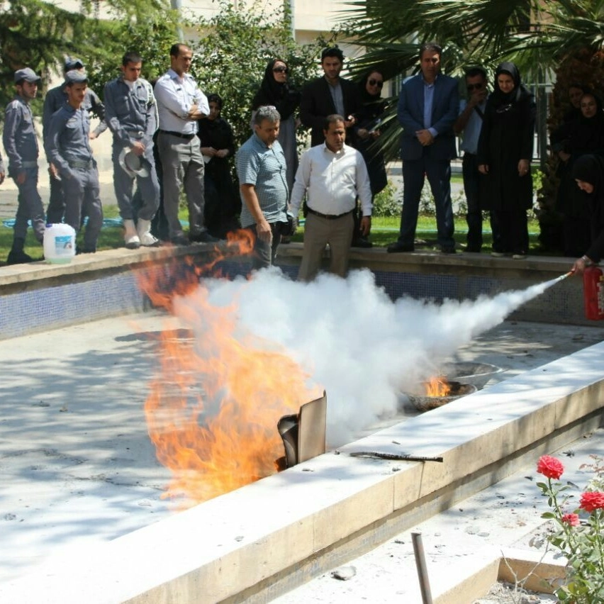 آموزش آتش نشانی در موزه ملی ایران توسط محمدرضا ابراهیم زاده بهمراه مدیران و کارکنان مجموعه