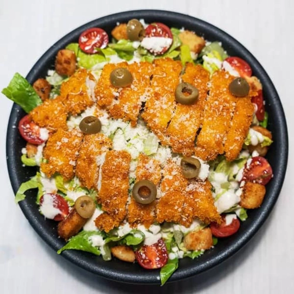 سالاد سزار با مرغ سوخاری سالاد سزار با مرغ سوخاری